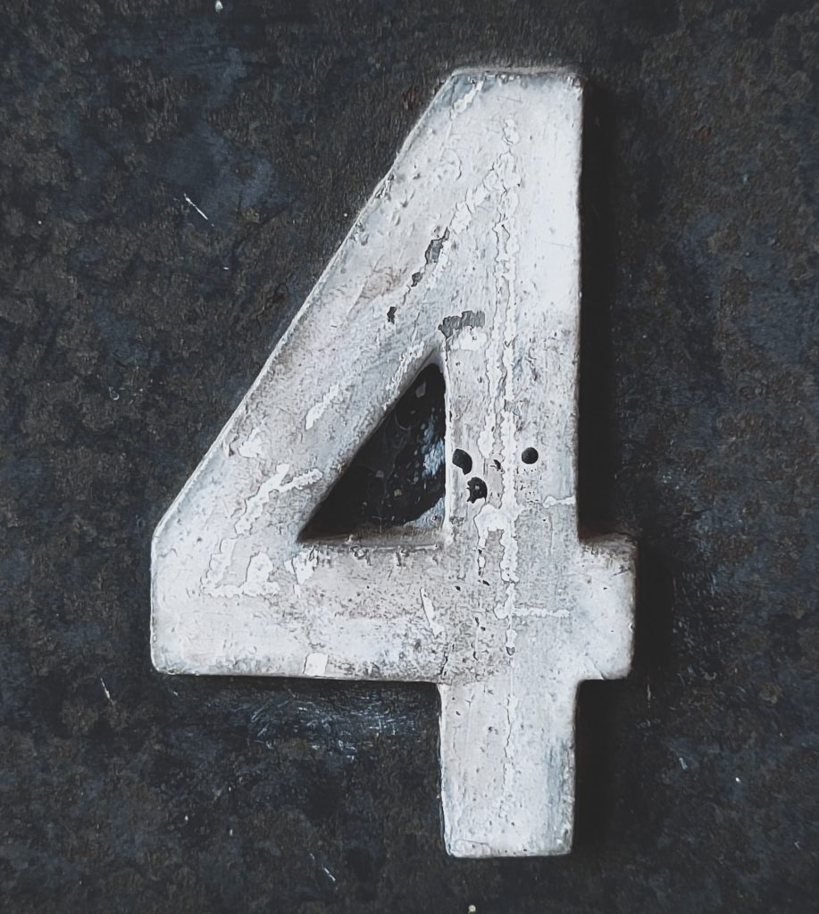 The number 4 painted on masonry.