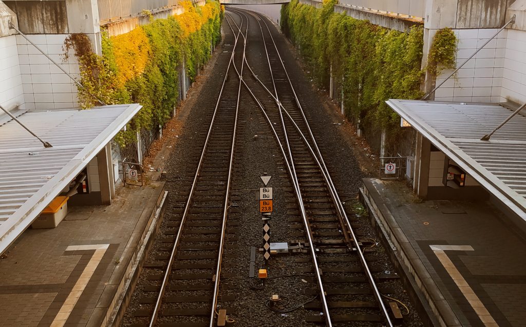 Parallel train tracks, with a merge between the two.